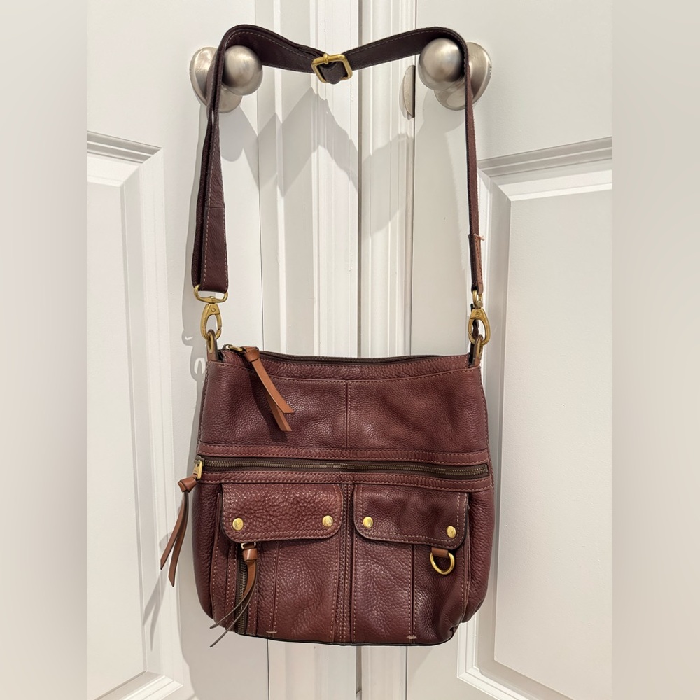 Fossil Brown Leather Crossbody Bag with Adjustable Strap and Gold Accents
